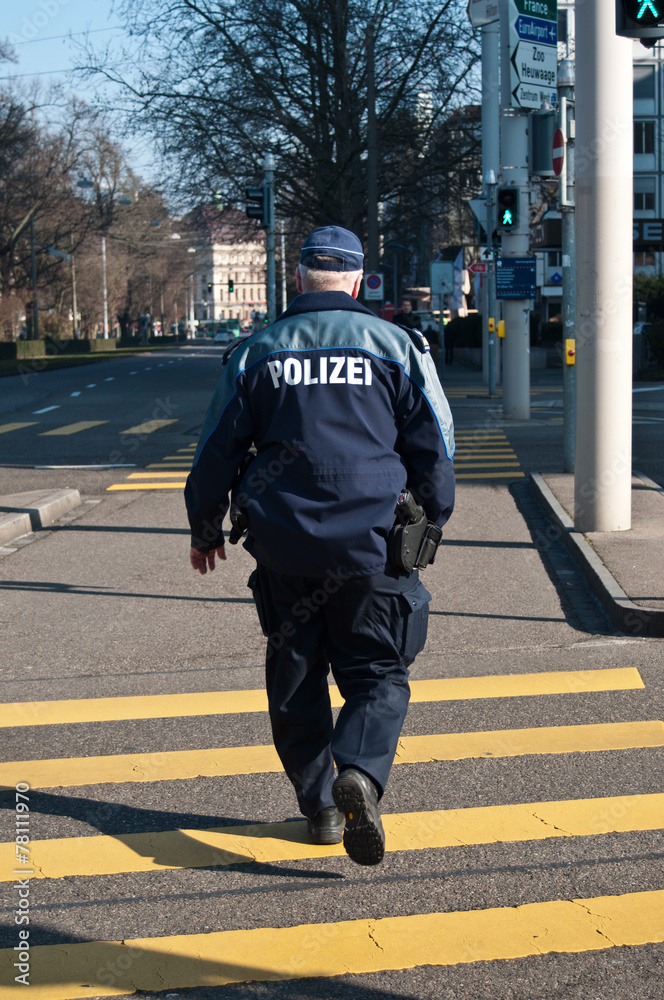 angent de police à Bâle Suisse StockFoto Adobe Stock