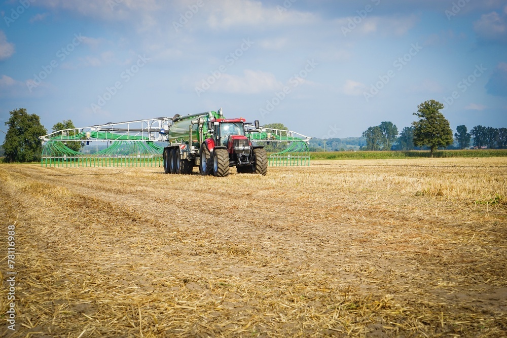 Naklejka premium Bodennahe Gülleausbringung mit Schleppschläuchen