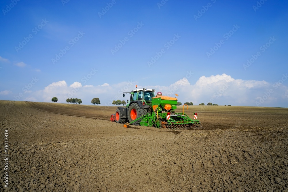 Fototapeta premium Schlepper mit Sämaschine von hinten, Weitwinckel.