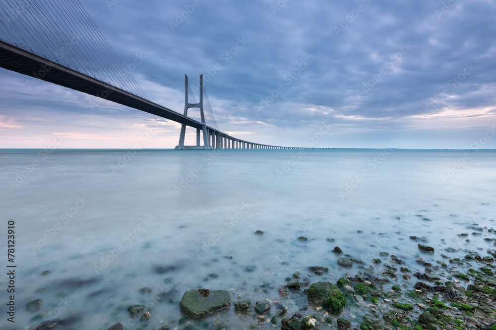 Fototapeta premium Ponte sobre o Rio Tejo em lisboa