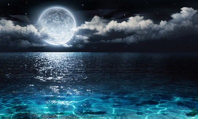 Fototapete Vollmond Romantische Mondnacht über ruhigem Meer  © Romolo Tavani