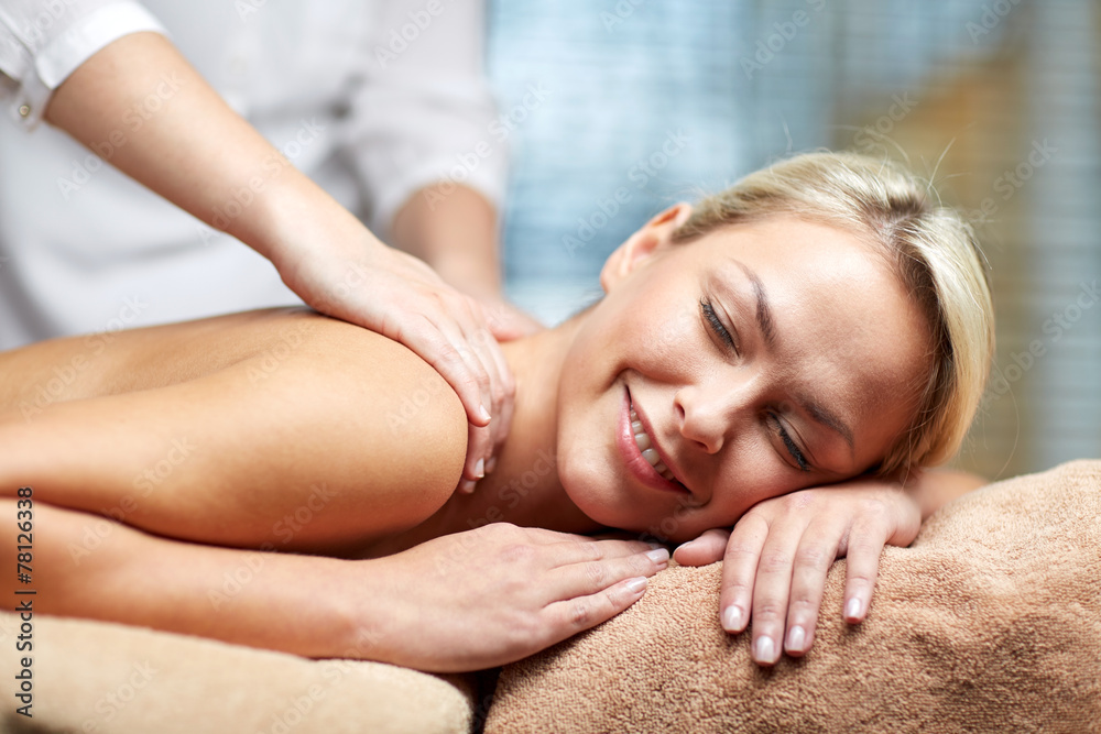 Obraz premium close up of woman lying and having massage in spa