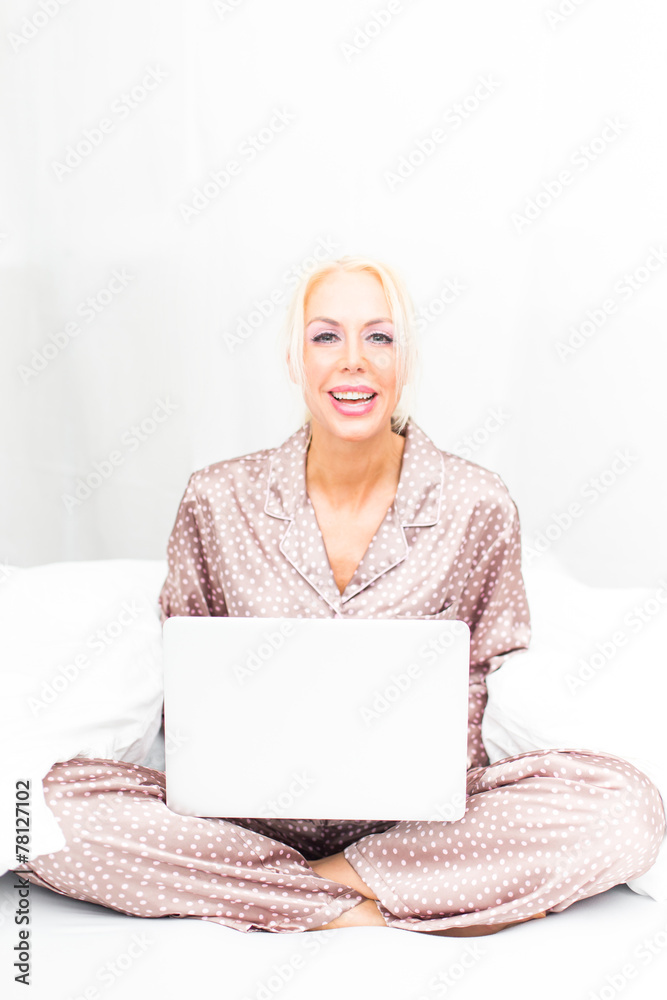 © nakedking - Blonde Frau im Bett am Laptop © nakedking - Blonde Frau im Bett am Laptop