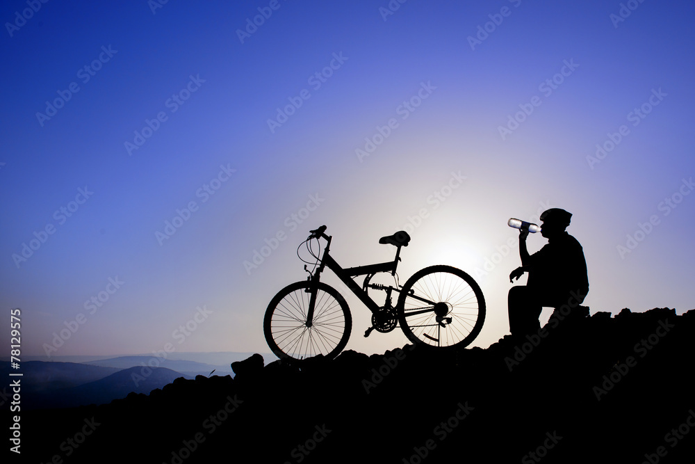 Obraz premium Cyclist drinking water.