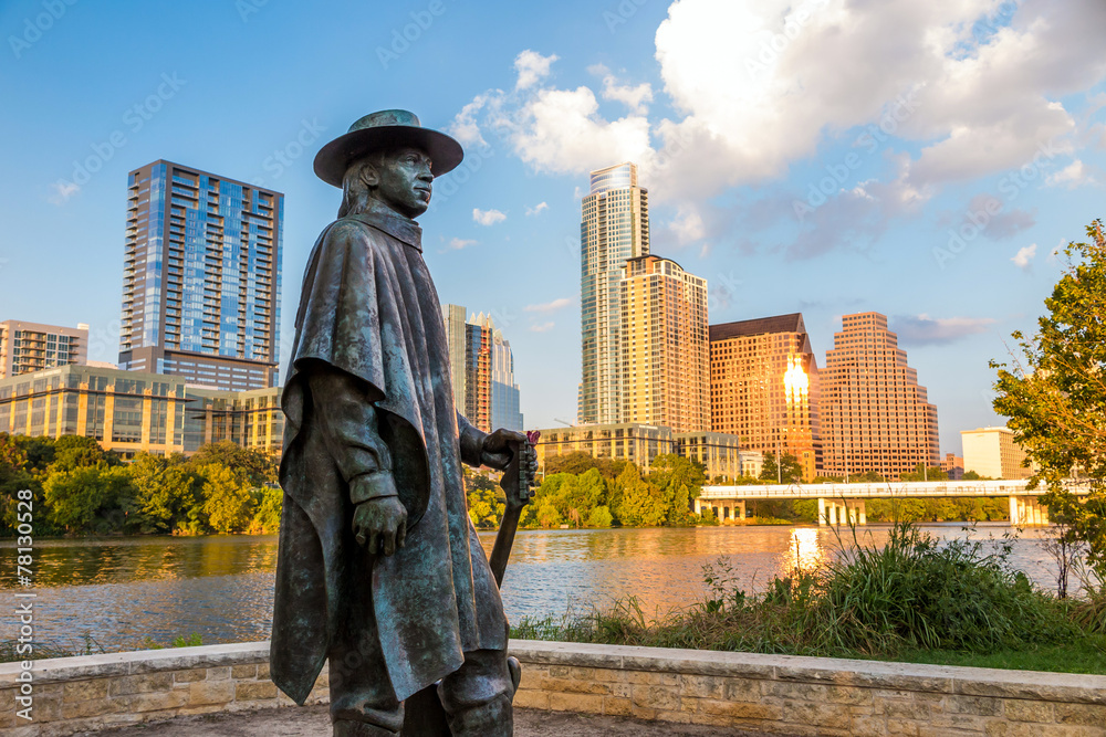 Naklejka premium Stevie Ray Vaughan statue in front of downtown Austin and the Co
