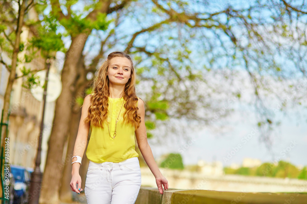 Naklejka premium Beautiful young girl walking in Paris