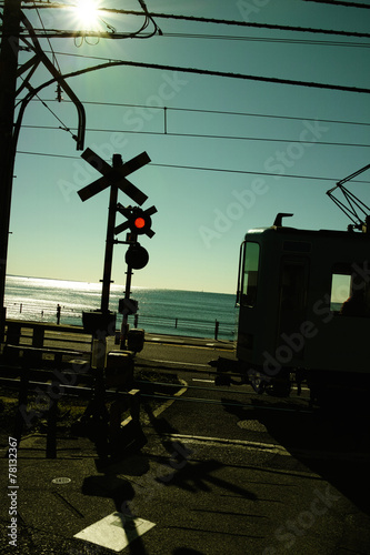 逆光の江ノ電と海岸