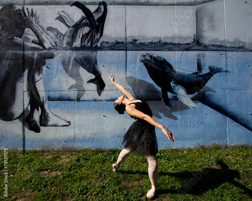 Postue cambrée pour cette ballerine dansant en plein air. photo