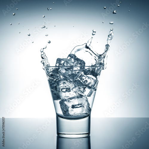 acqua splash in bicchiere photo
