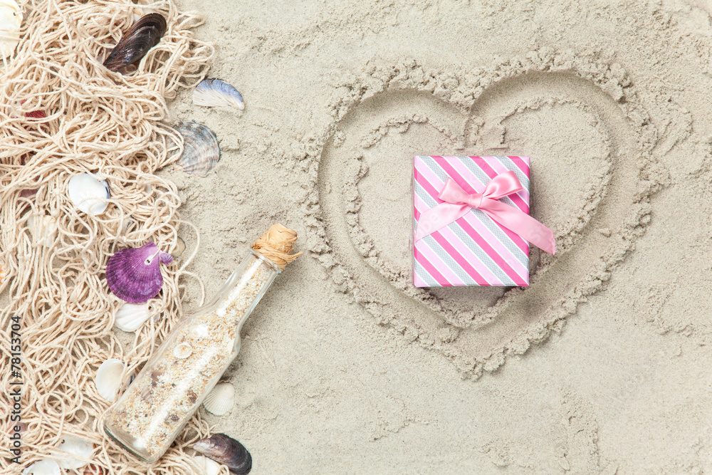 Fototapeta premium Net, shells with bottle and gift box