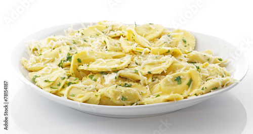 Assiette raviolis fromage basilic
