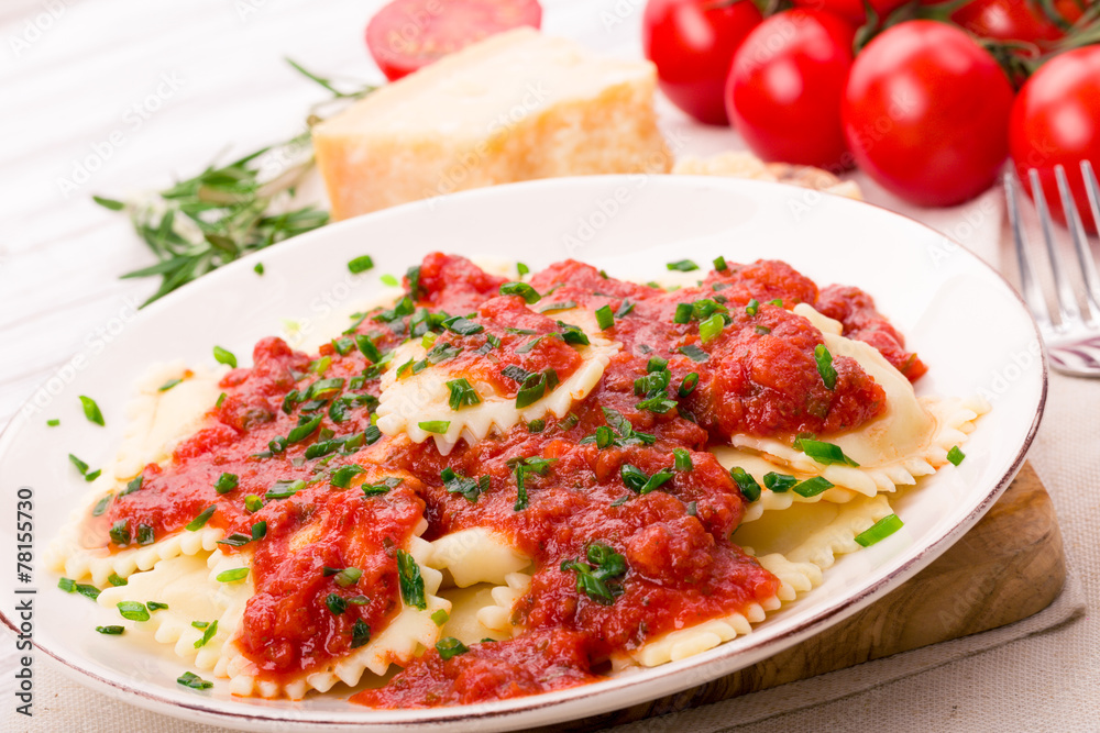 Ravioli mit Tomatensauce