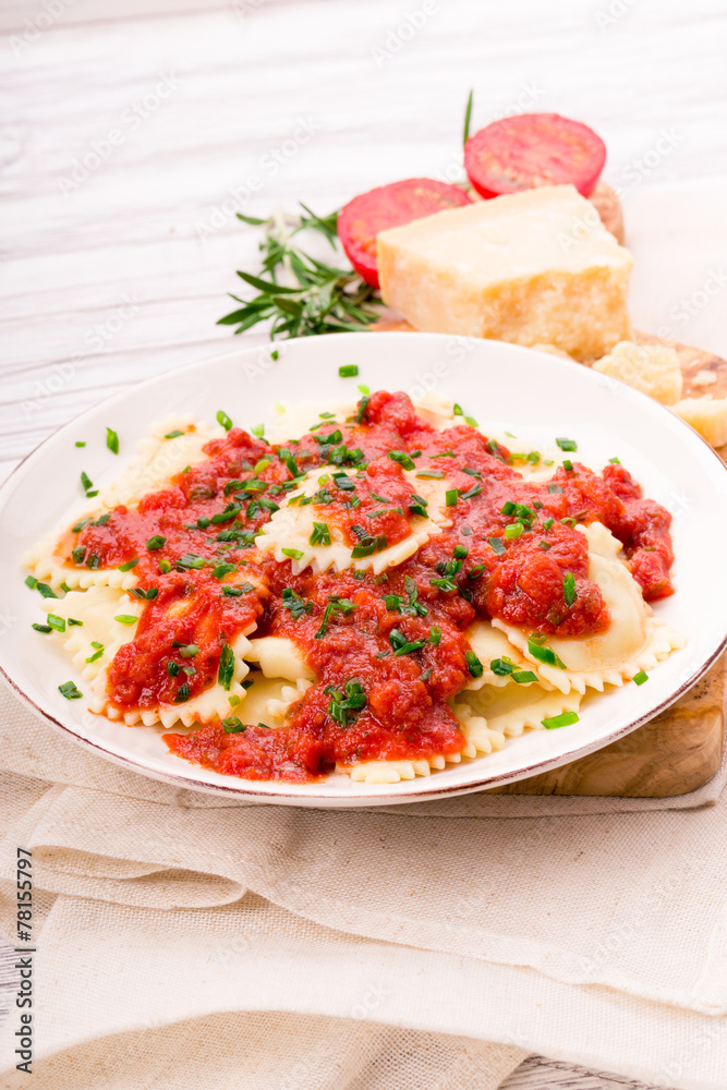 Ravioli mit Tomatensauce