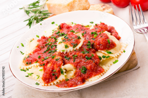 Ravioli mit Tomatensauce