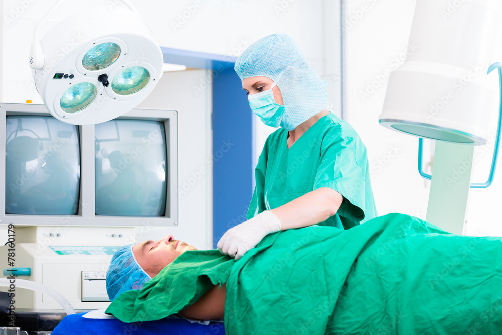 Doktor operiert im OP an Patientin Doktor operiert im OP an Patientin