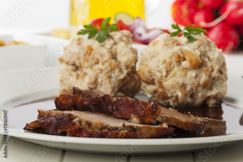 Bayerischer Schweinebraten mit Knödel