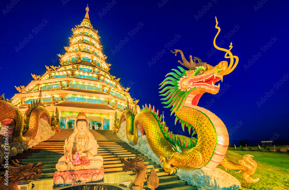 Fototapeta premium Wat Hyua Pla Kang in Chinese style, Chiang Rai province, Thailan