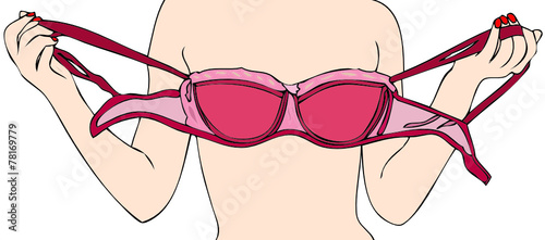 Una donna mentre si toglie il reggiseno