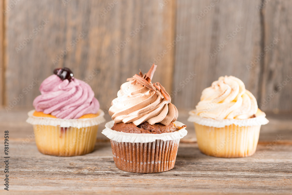 Cupcake auf Holzhintergrund Cupcake auf Holzhintergrund