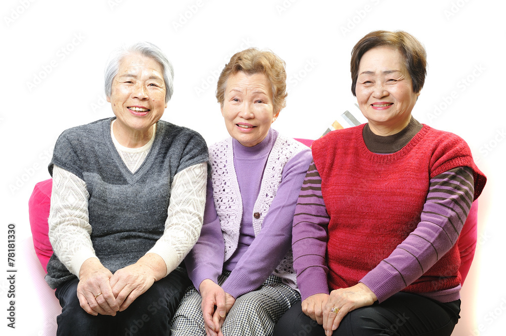 Obraz premium 仲良くおしゃべりしている3人のおばあちゃん