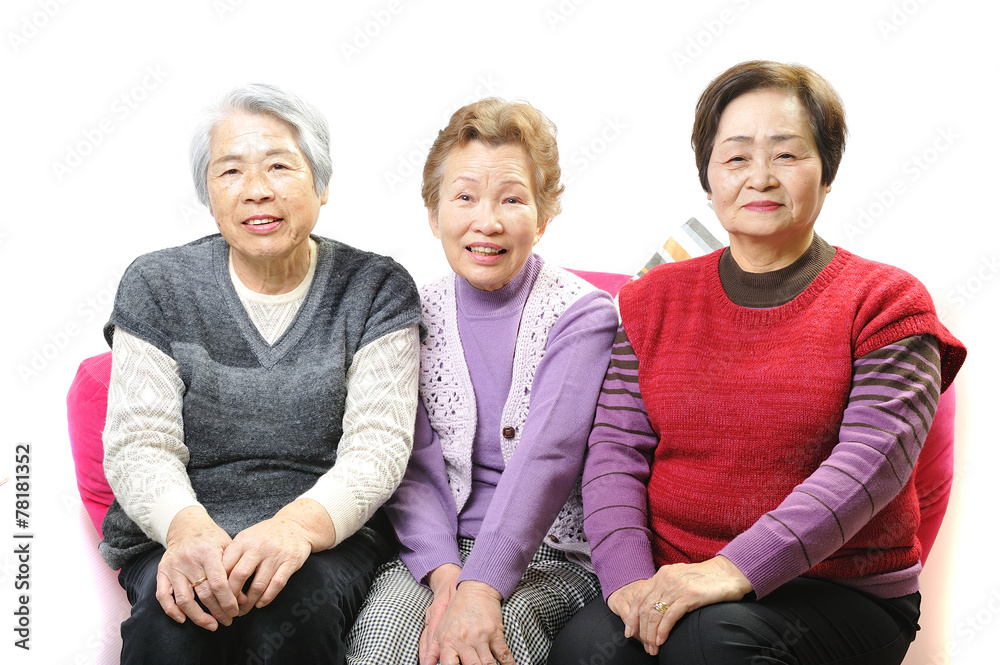 Obraz premium 仲良くおしゃべりしている3人のおばあちゃん