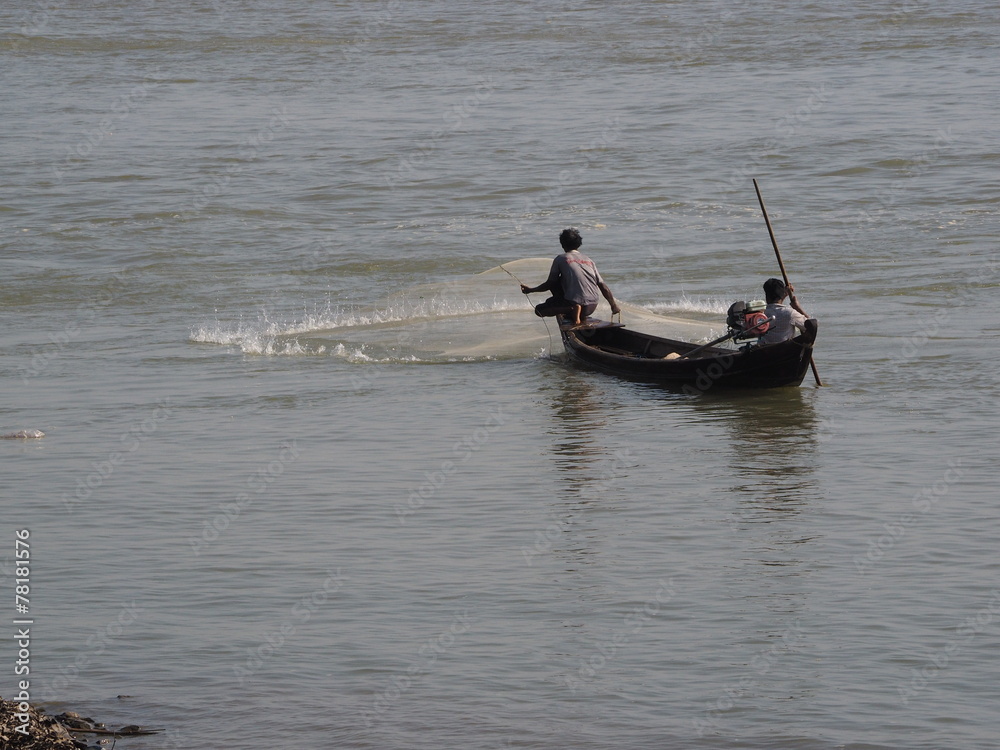 Pescador lanzando la red en Mingun (Myanmar)