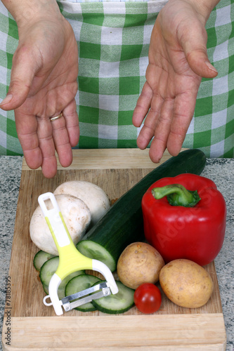 Hände zeigen frisches Gemüse, Gurke,Paprika u.al