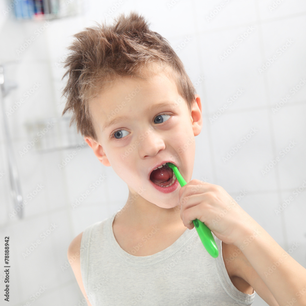 Kind bei der morgendlichen Zahnpflege Kind bei der morgendlichen Zahnpflege