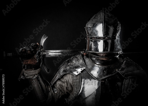 Valokuva Great knight holding his sword