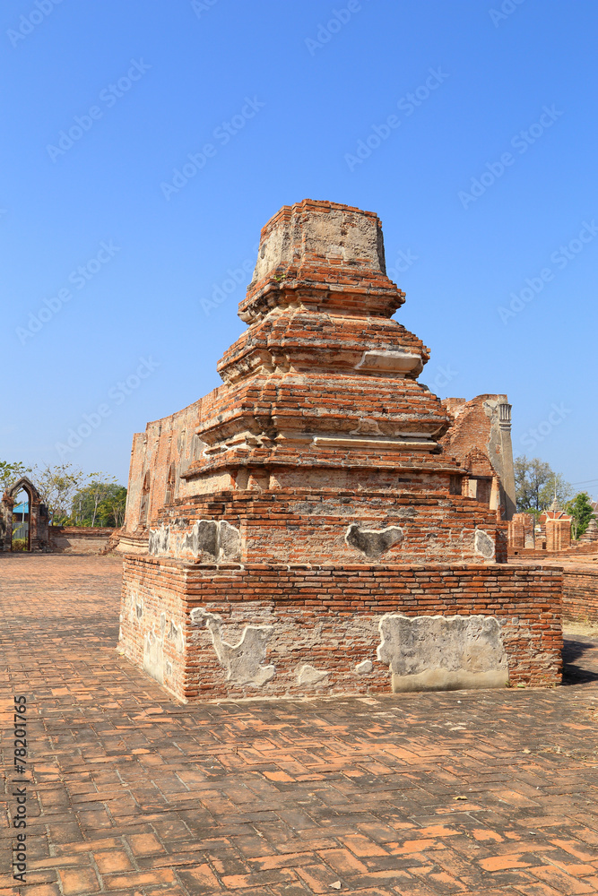  Wat Khudeedao, the ruin of a Buddhist temple in the Ayutthaya h