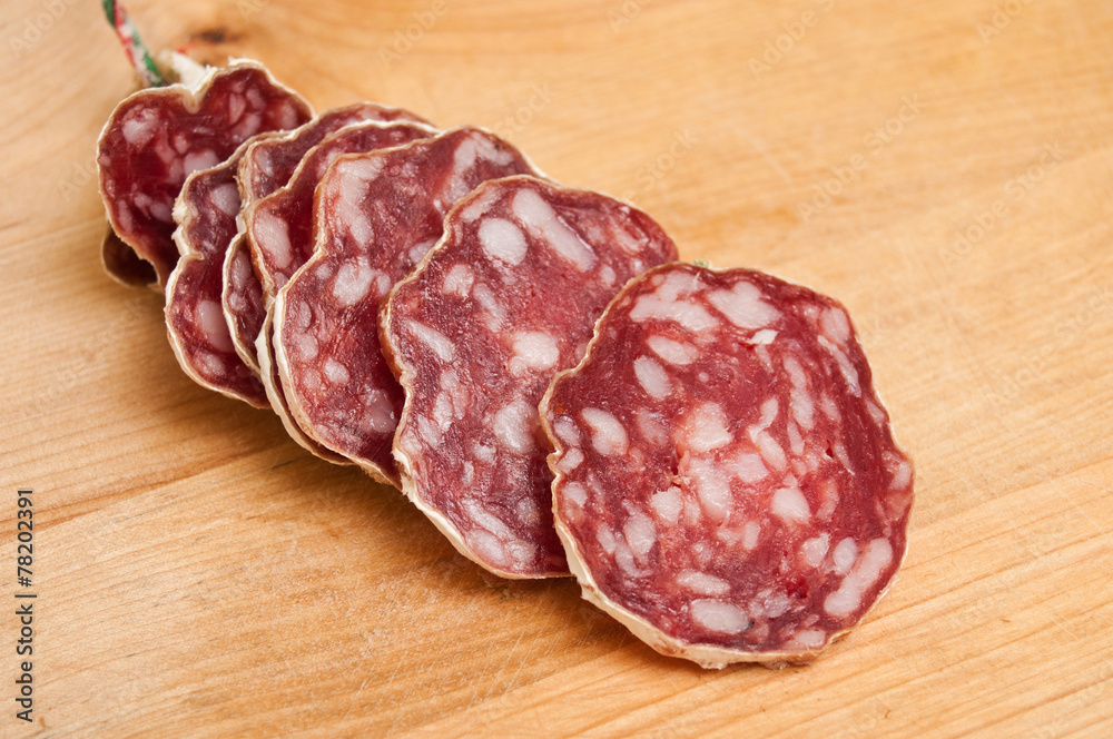 saucisson sec sur planche à découper saucisson sec sur planche à découper