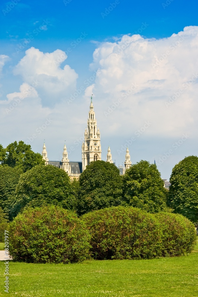 Naklejka premium Vienna town hall, view from park Volksgarten, Austria
