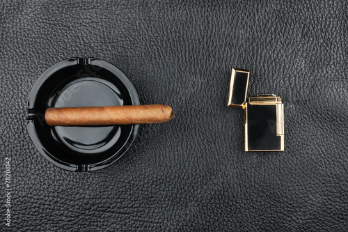 Εκτύπωση καμβά Lighter and black ashtray with cigar