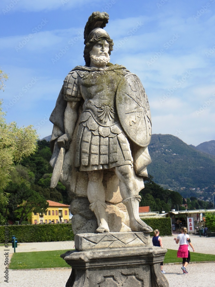 Naklejka premium Skulptur - Villa Olmo in Como am Comersee im Frühling - Italien