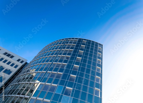 Hochhaus mit Glasfssade © js-photo