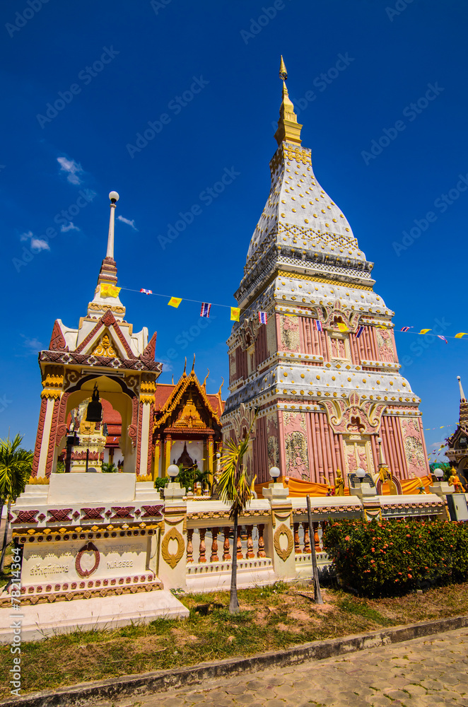 Naklejka premium White pagoda with blue sky
