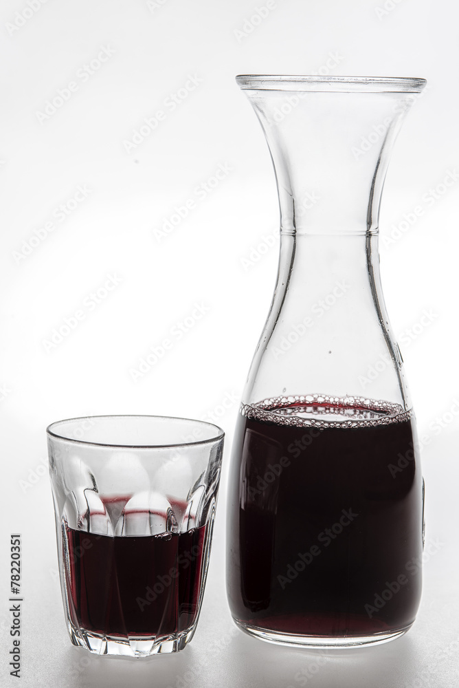 Caraffa e bicchiere di vino rosso Stock Photo | Adobe Stock