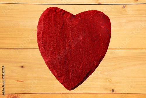 Rotes Herz mit Holz Hintergrund