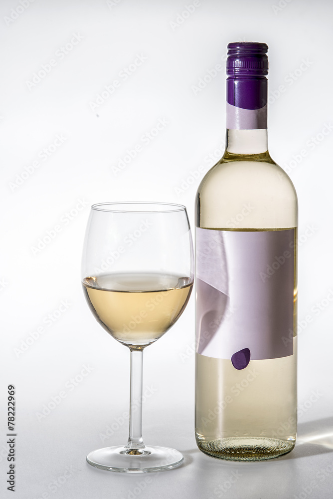 Bottiglia e bicchiere di vino bianco Bottiglia e bicchiere di vino bianco