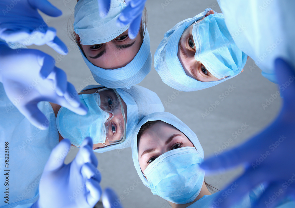 © lenets_tan - Large medical team standing grouped in a circle