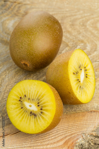 Golden kiwifruit/ kiwi cut and whole
