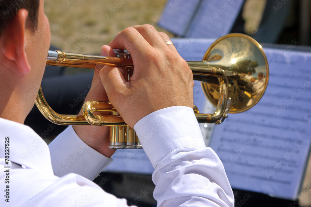 Obraz premium Musician playing on trumpet in street orchestra