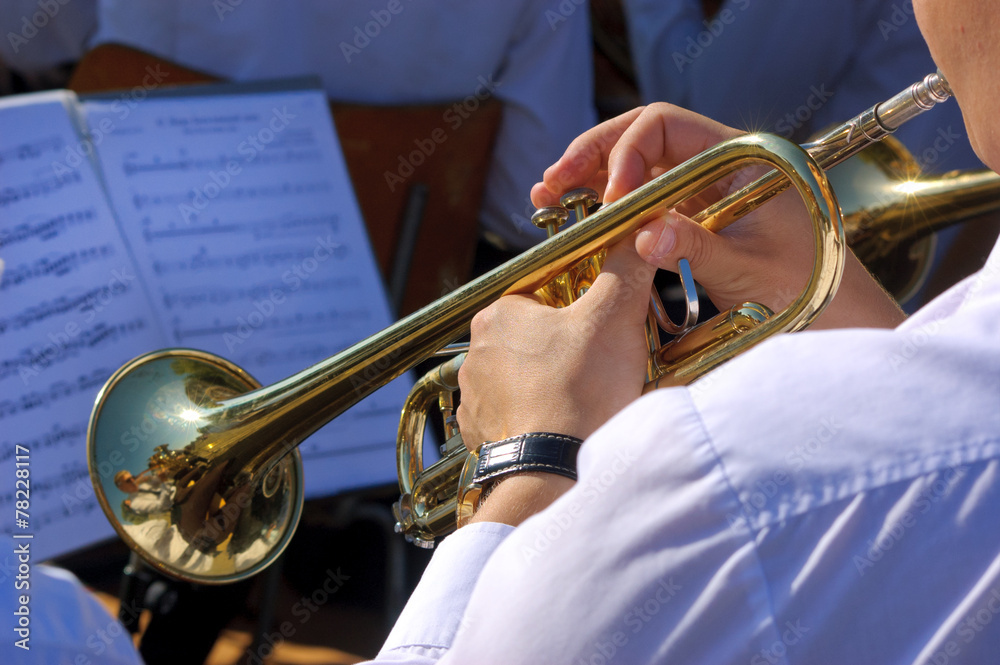Obraz premium Musician playing on trumpet in the street orchestra