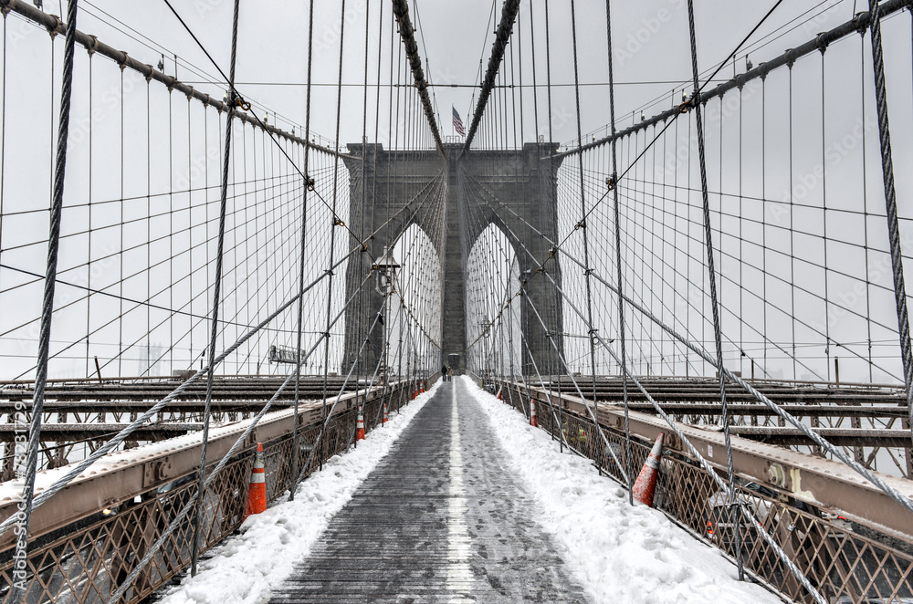 Fototapeta premium Brooklyn Bridge, Snowstorm - Nowy Jork CIty
