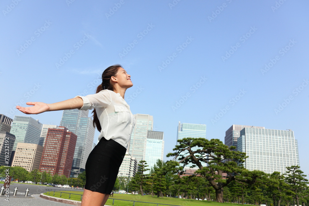 Freedom success businesswoman - Tokyo city skyline