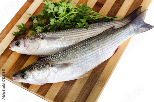 Fotografia Fresh sea grey mullet with parsley ready to cooked