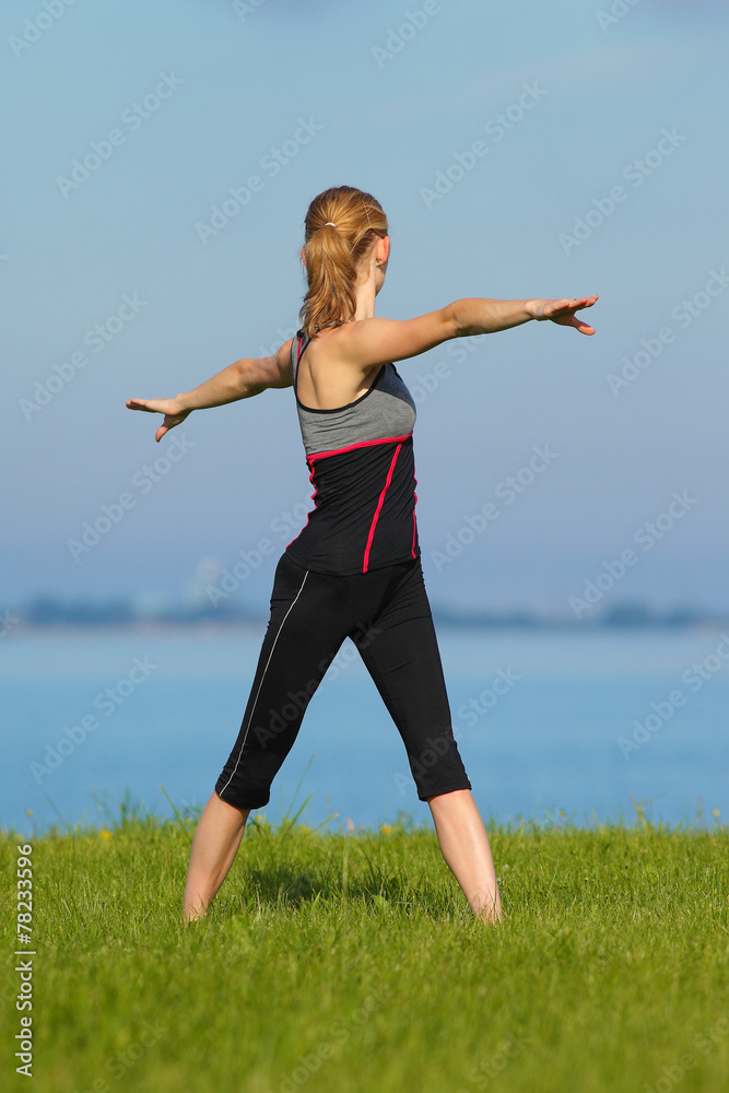Fototapeta premium gymnastics at the sea