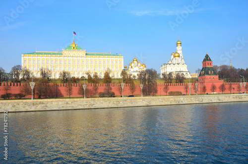Большой Кремлевский дворец и соборы Московского Кремля © irinabal18
