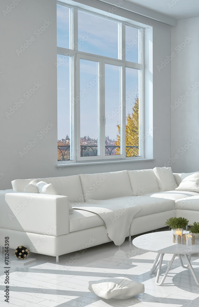 Elegantes weißes Sofe neben großem Fenster