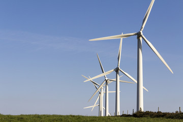 Keuken achterwand Molens Windturbines in droog berglandschap  © Roi sande